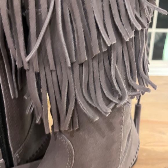 Minnetonka 2 layer gray suede fringe boots, size 8, cowboy chic, boho - Picture 2 of 14